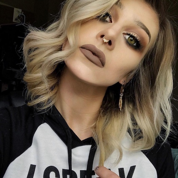 Meet your seller/poshaholic! - Picture 5 of 7